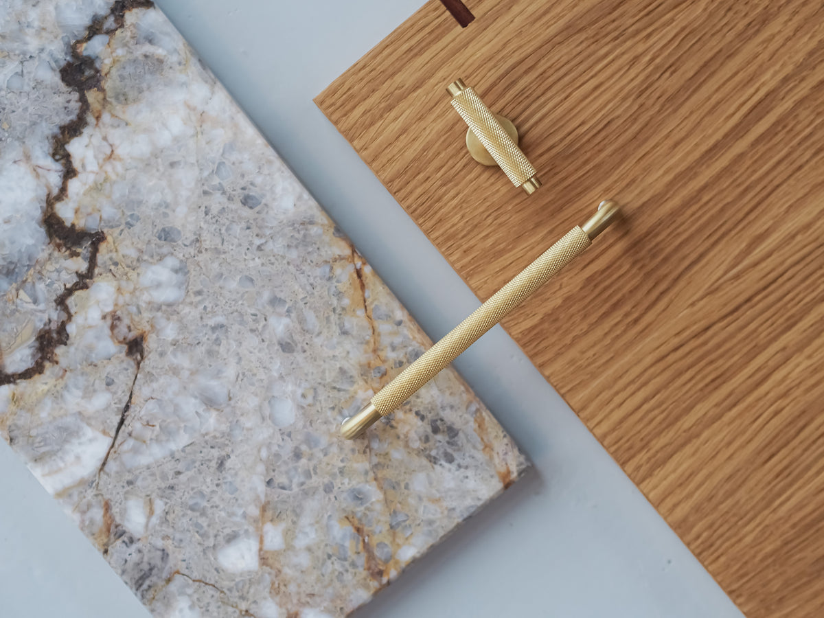 Køkkengreb med diamond cut i børstet messing uden lak - Østerbro • Chr. Jørgensen - Copenhagenhomedesign