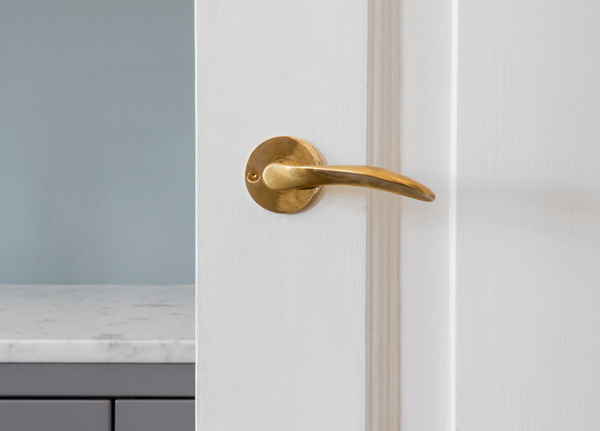 Arne Jacobsen dørhåndtag - AJ97 dørgreb i blank messing, lille model • d line - Copenhagenhomedesign