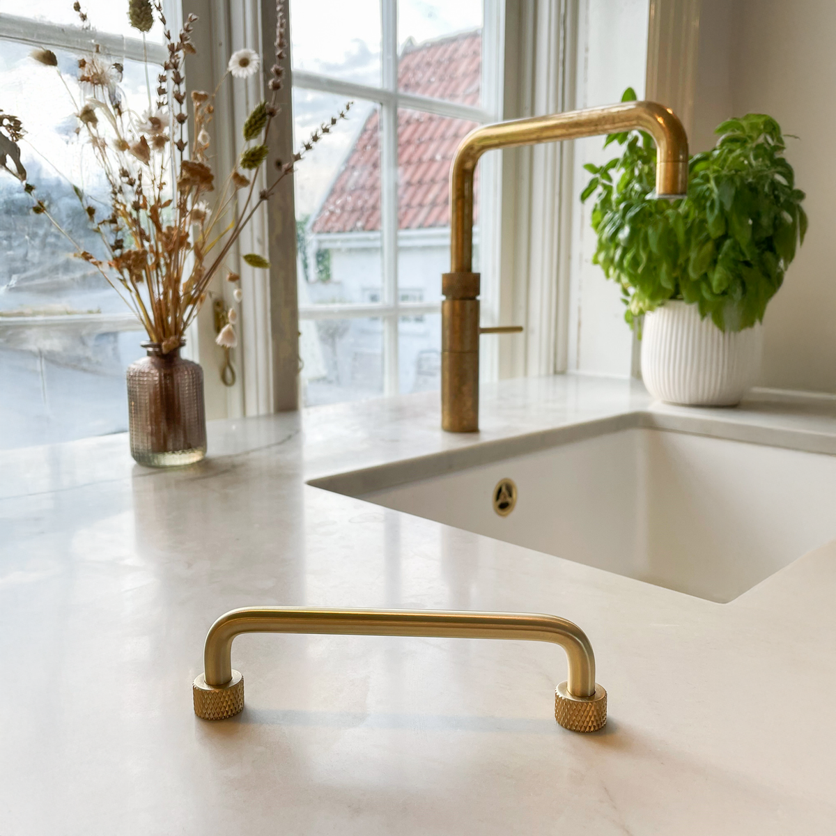Kitchen handle in brushed unlacquered brass - Trianglen • Chr. Jørgensen - Copenhagenhomedesign
