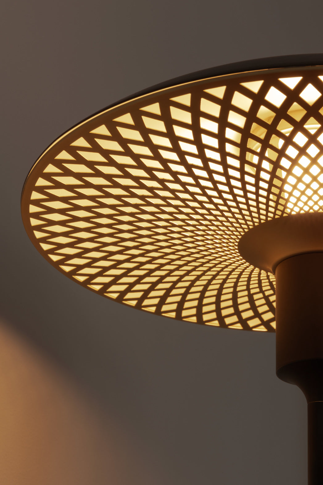 Manta Ray bordlampe, sort og messing • UMAGE - Copenhagenhomedesign