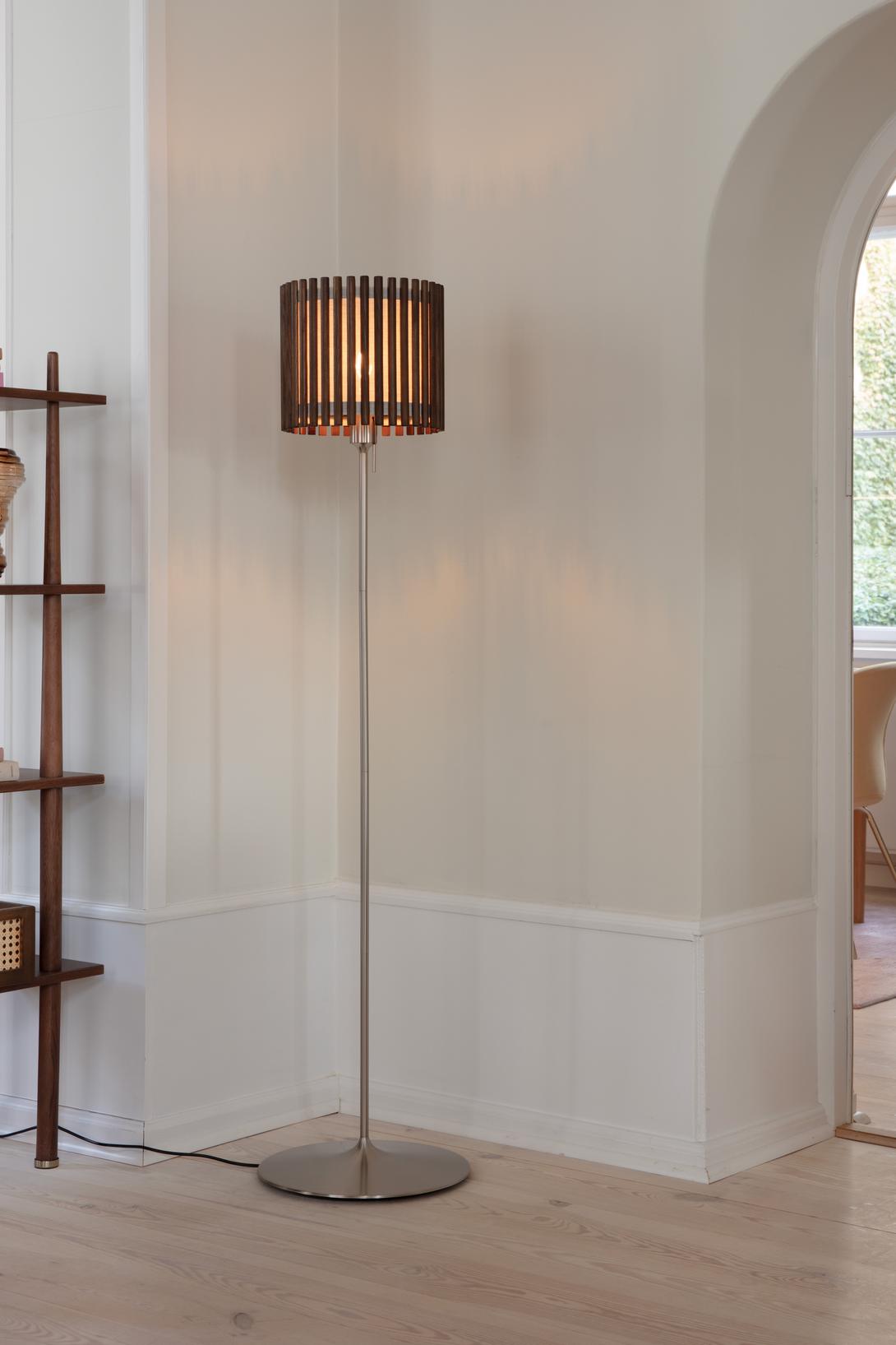 Komorebi Circle gulvlampe, mørk egetræ og børstet stål look • UMAGE - Copenhagenhomedesign