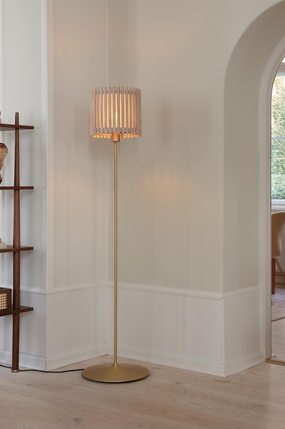 Komorebi Circle gulvlampe, egetræ og børstet messing look • UMAGE - Copenhagenhomedesign