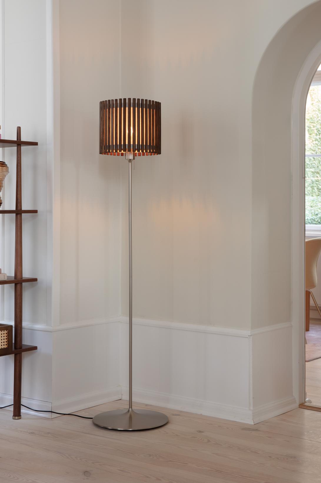 Komorebi Square gulvlampe, mørk egetræ og børstet stål look • UMAGE - Copenhagenhomedesign