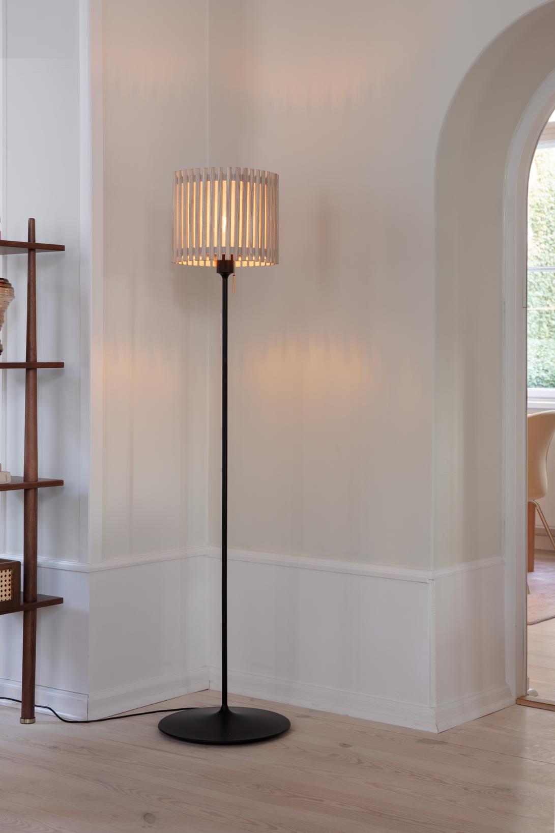 Komorebi Square gulvlampe, egetræ og sort • UMAGE - Copenhagenhomedesign