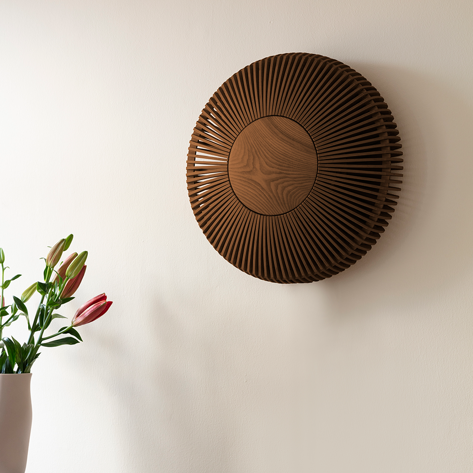 Clava Up væglampe, mørk egetræ • UMAGE - Copenhagenhomedesign