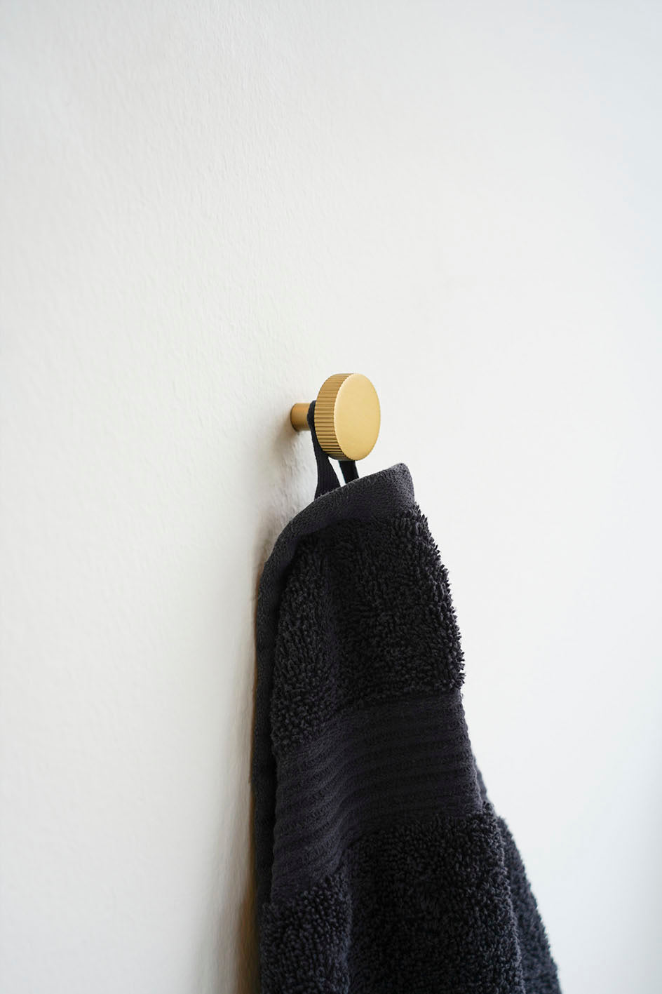 Møbelknop med linjeret design i børstet messing uden lak - Langelinie • Chr. Jørgensen - Copenhagenhomedesign