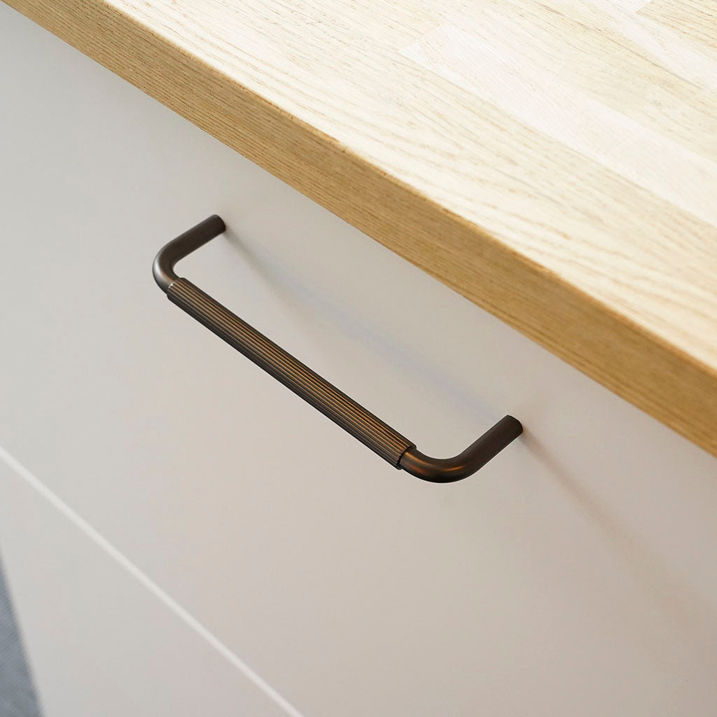Køkkengreb med linjeret design i bronze / bruneret messing - Langelinie • Chr. Jørgensen - Copenhagenhomedesign