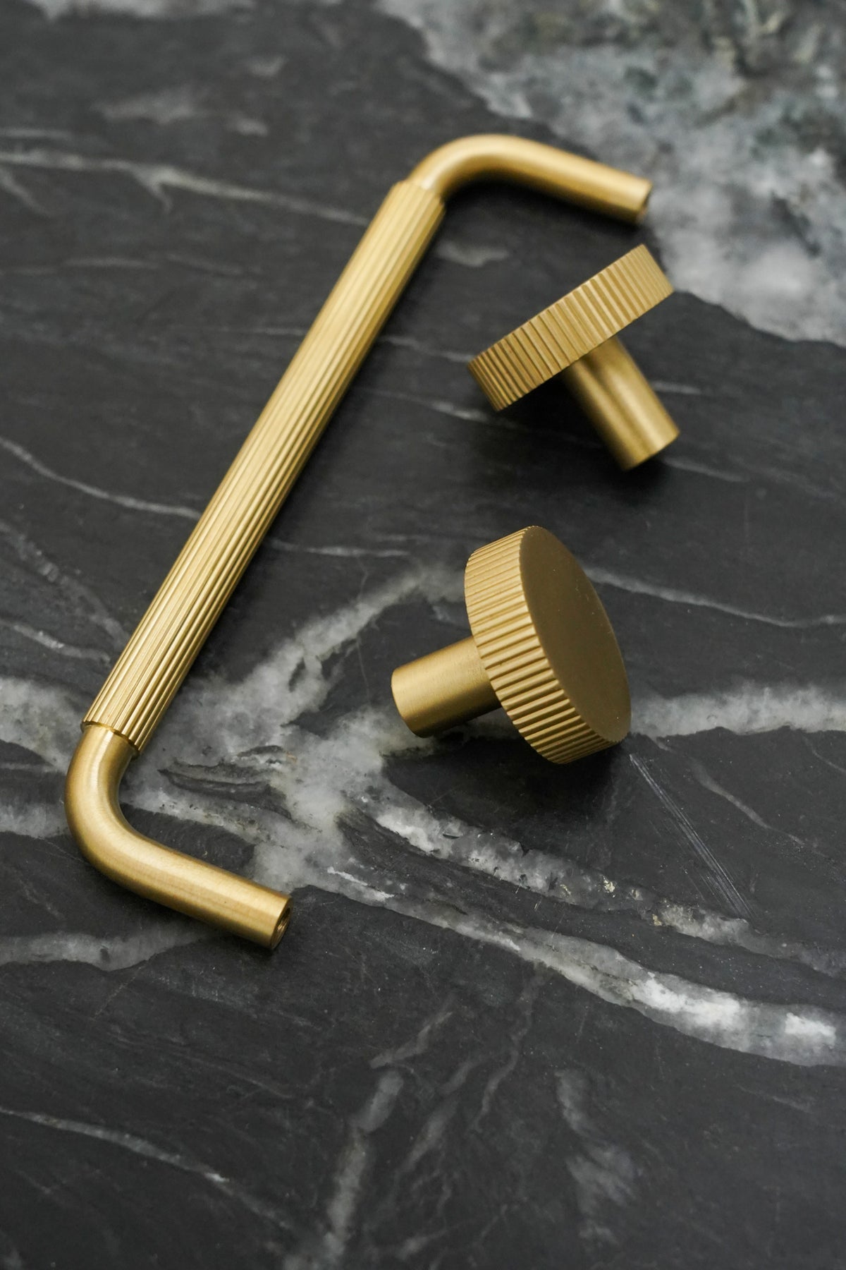 Køkkengreb med linjeret design i messing uden lak - Langelinie • Chr. Jørgensen - Copenhagenhomedesign