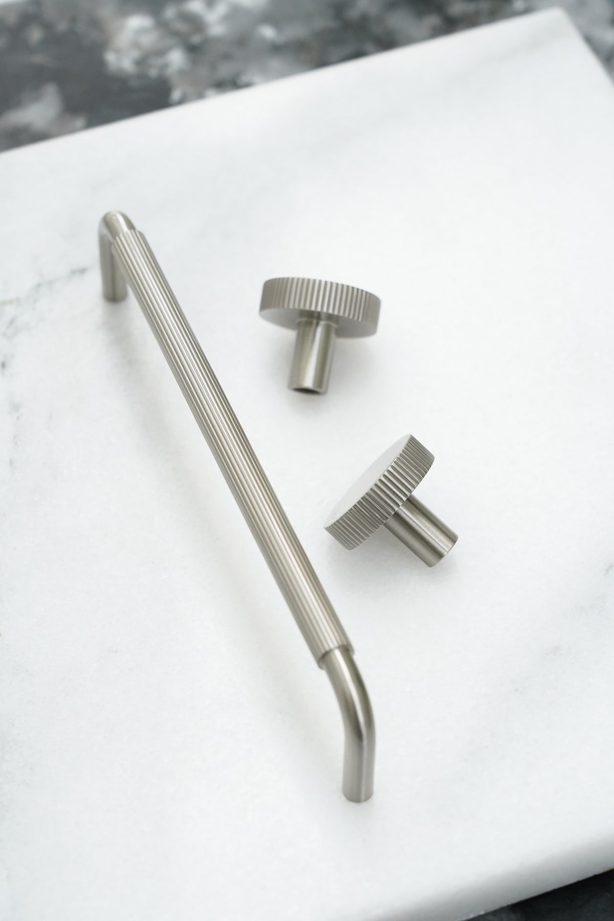 Køkkengreb med linjeret design i rustfrit stål look - Langelinie • Chr. Jørgensen - Copenhagenhomedesign
