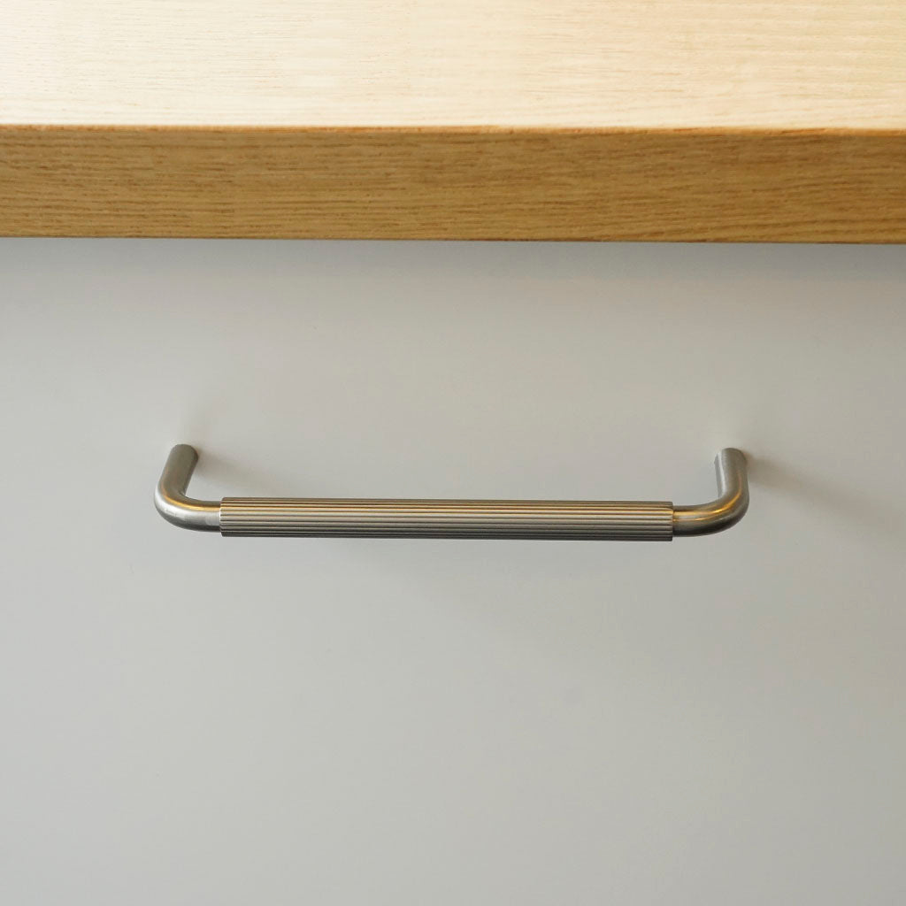 Køkkengreb med linjeret design i rustfrit stål look - Langelinie • Chr. Jørgensen - Copenhagenhomedesign