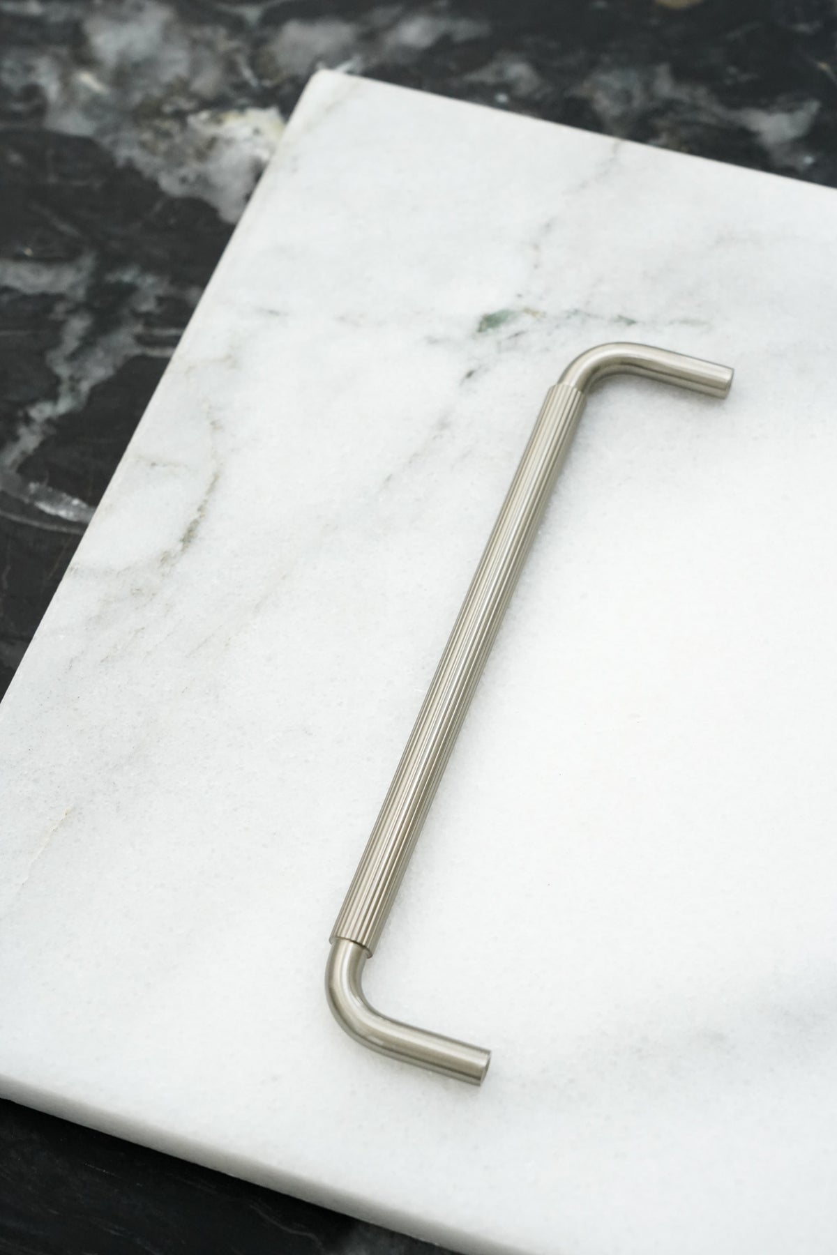 Køkkengreb med linjeret design i rustfrit stål look - Langelinie • Chr. Jørgensen - Copenhagenhomedesign
