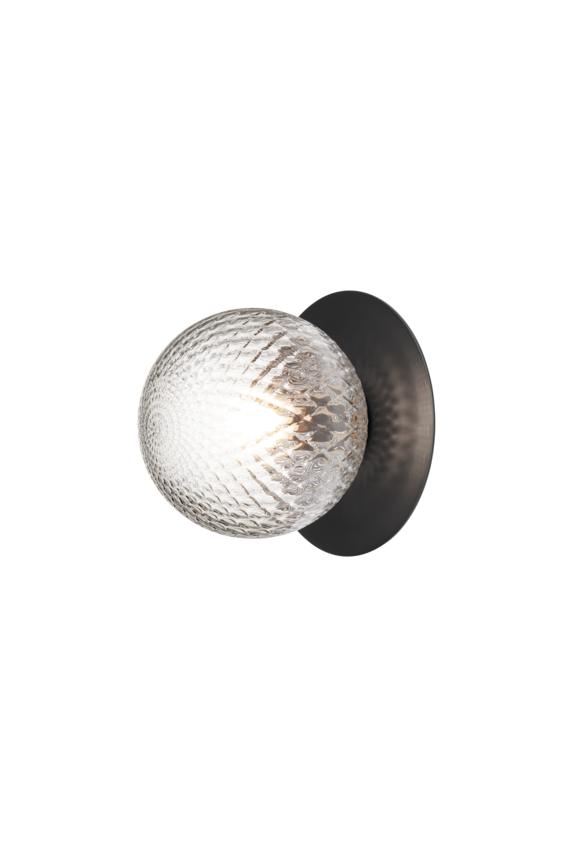 Væg-eller loftlampe med lampeskærm af klart optikglas og sort fatning, på hvid baggrund