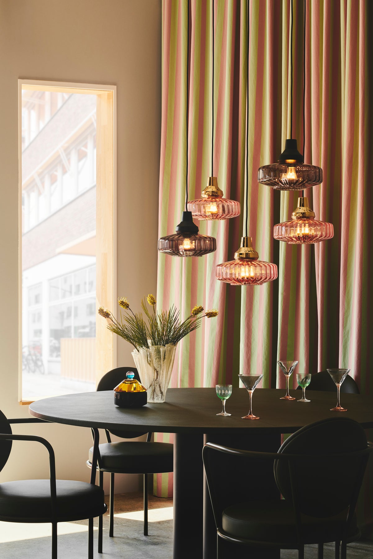 Pendel loftlampe fra Design by Us i bølget smoked glas med sort fatning og ledning.