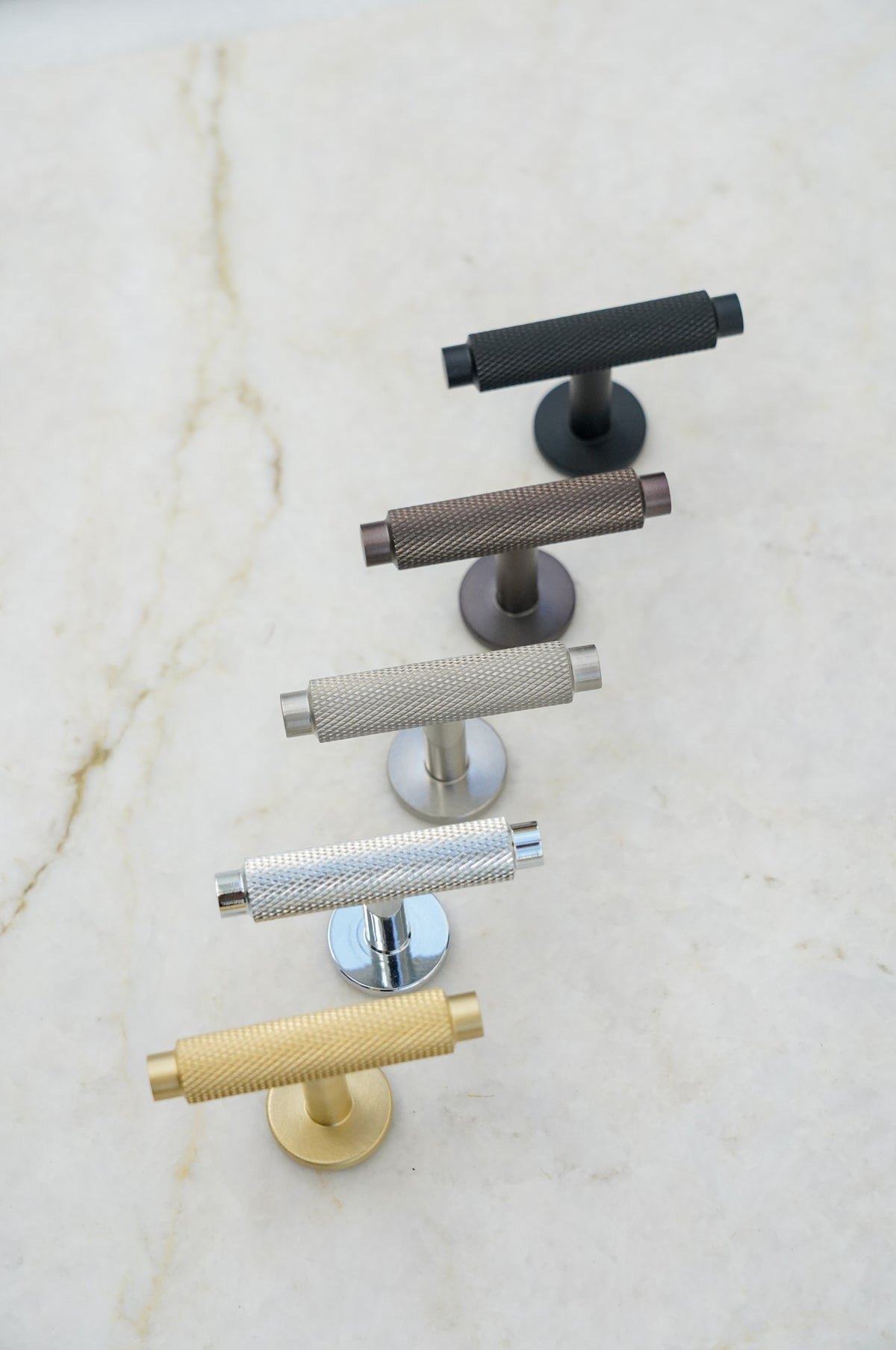 Møbelknop T-bar med diamond cut i rustfrit stål look - Nørrebro • Chr. Jørgensen - Copenhagenhomedesign