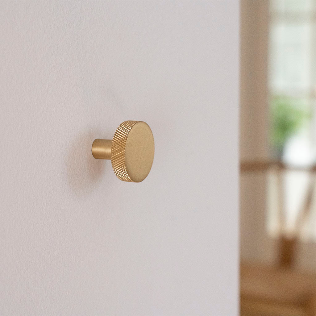 Møbelknop med diamond cut i børstet messing med lak - Østerbro • Chr. Jørgensen - Copenhagenhomedesign