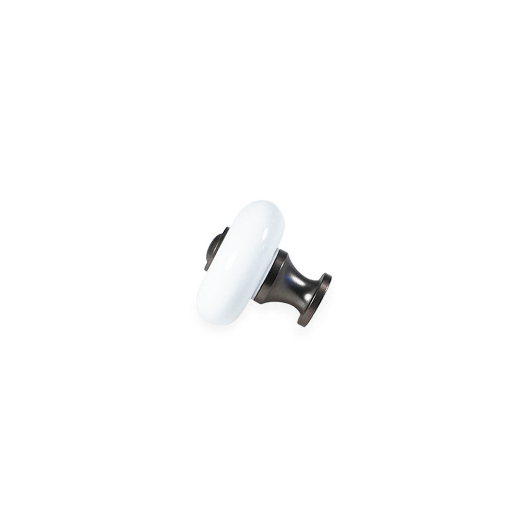Klassisk porcelænsknop i hvid porcelæn med fod i bronze / bruneret messing - Skagen • Chr. Jørgensen - Copenhagenhomedesign