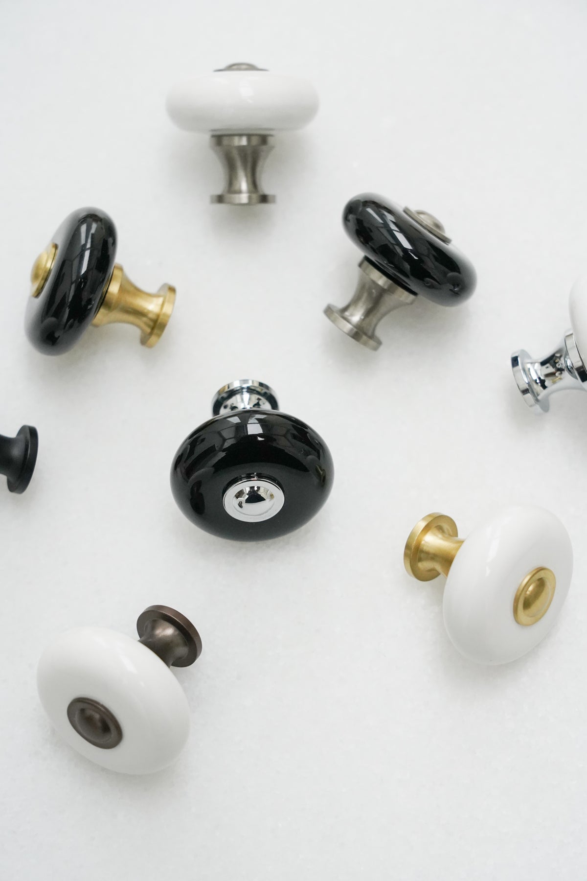 Klassisk porcelænsknop i sort porcelæn med fod i børstet messing - Skagen • Chr. Jørgensen - Copenhagenhomedesign