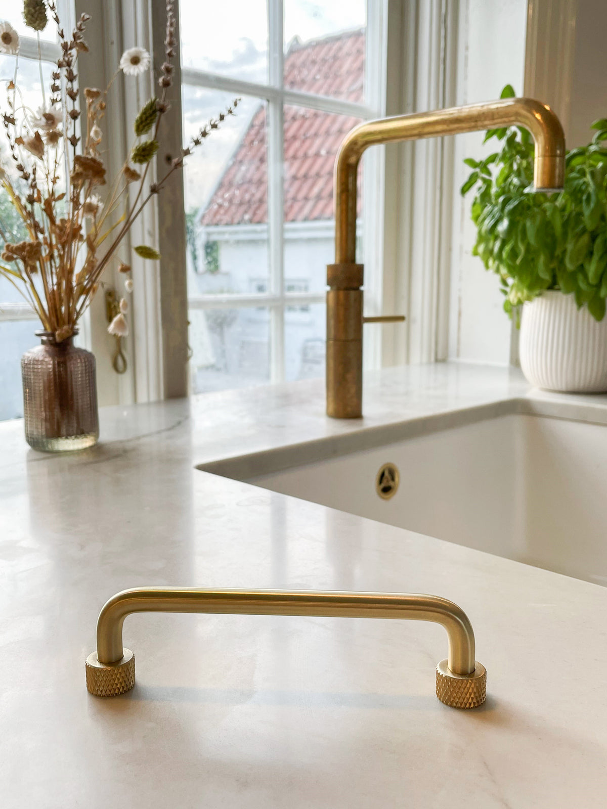 Kitchen handle in brushed unlacquered brass - Trianglen • Chr. Jørgensen - Copenhagenhomedesign