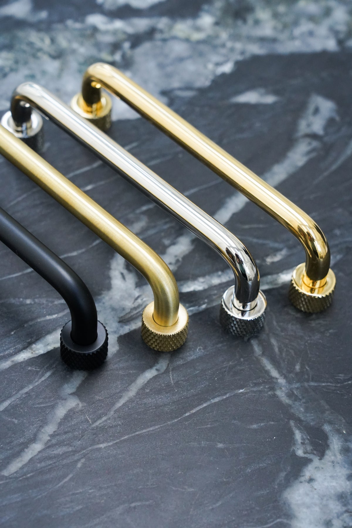 Kitchen handle in solid brass without lacquer. The handle has round feet with a knurled diamond-cut pattern that matches Quooker taps.