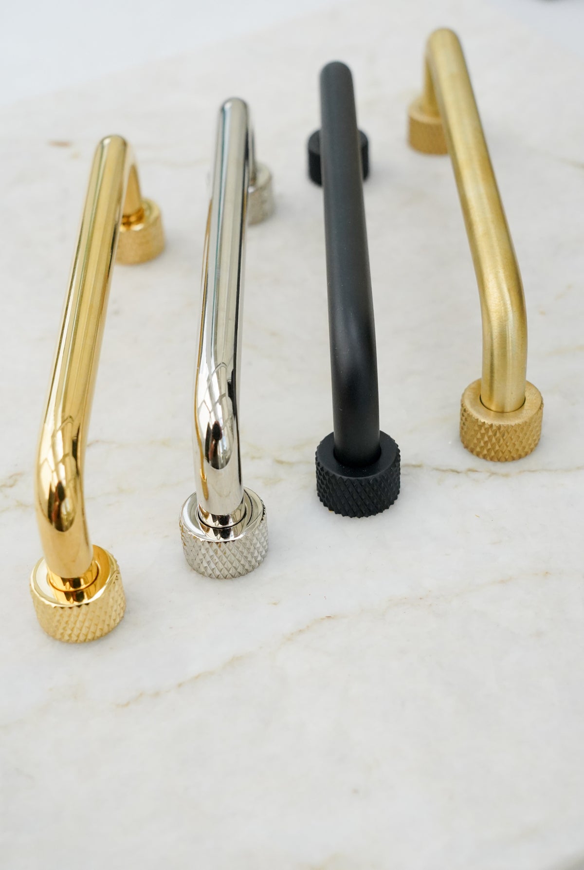 Kitchen handle in solid brass without lacquer. The handle has round feet with a knurled diamond-cut pattern that matches Quooker taps.