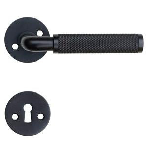 Funkis Nox door handle in matt black with diamond-cut pattern, rose and keyhole escutcheon
