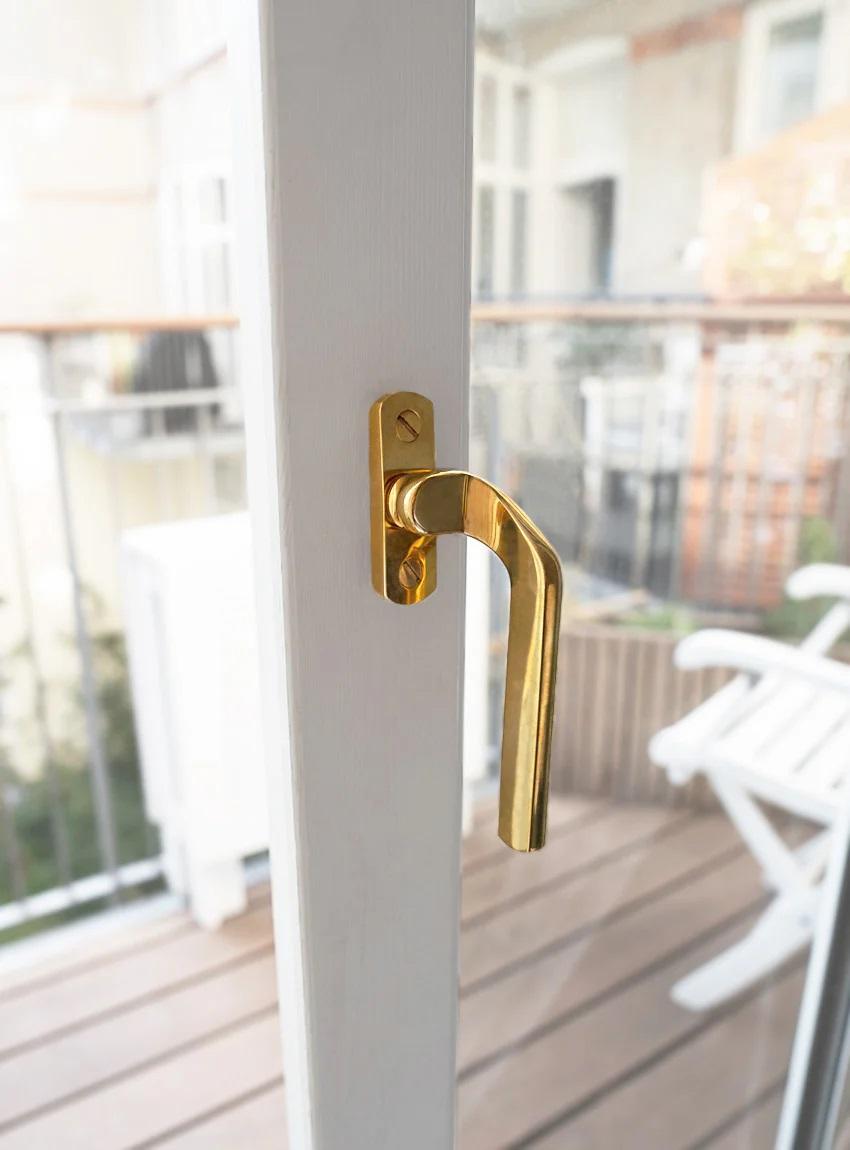 Vinduesgreb Mikkelborg, poleret blank messing uden lak  • KYNER & Co - Copenhagenhomedesign