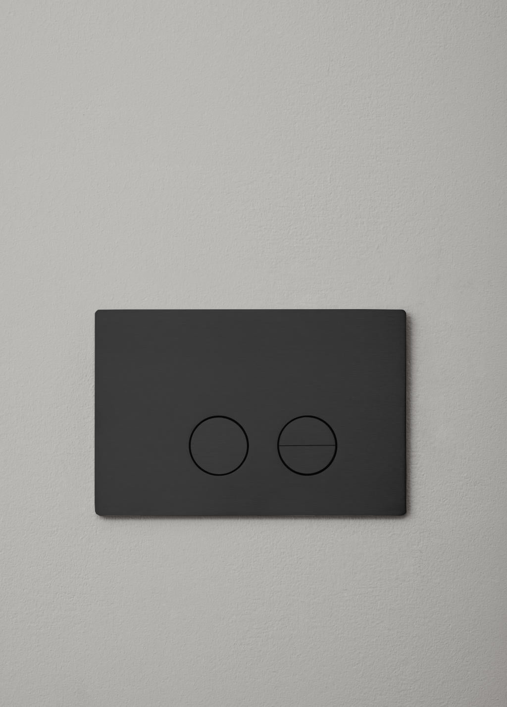Betjeningplade til toilet, sort (PVD sort) • d line - Copenhagenhomedesign
