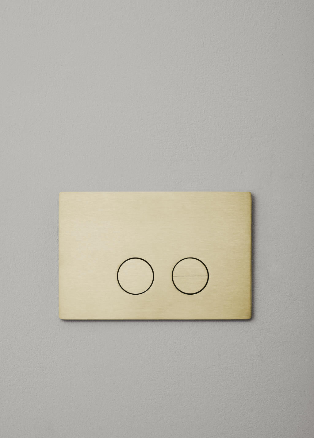 Betjeningplade til toilet, børstet messing finish • d line - Copenhagenhomedesign