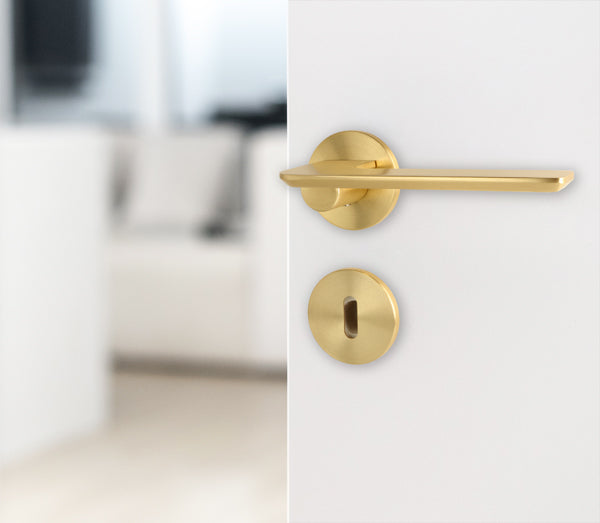 Dørhåndtag Disco i børstet messing look inkl. roset og nøgleskilt - Copenhagenhomedesign