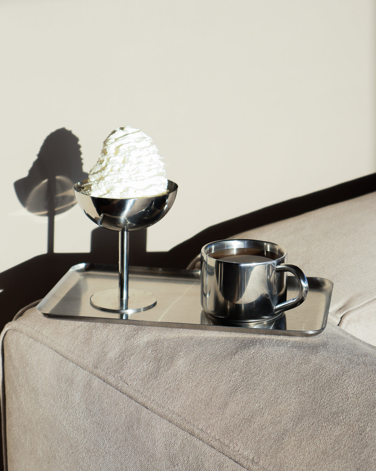 Serveringsbakke i rustfrit stål • NICHBA - Copenhagenhomedesign