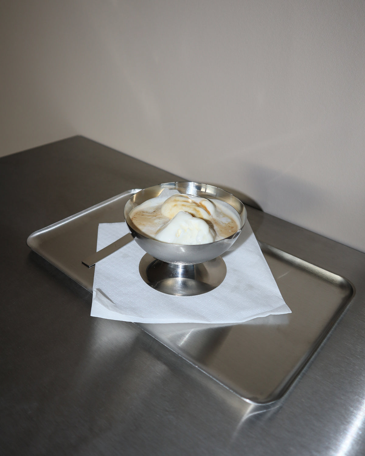 Serveringsbakke i rustfrit stål • NICHBA - Copenhagenhomedesign