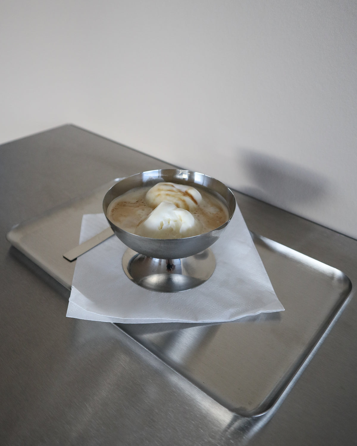 Serveringsbakke i rustfrit stål • NICHBA - Copenhagenhomedesign