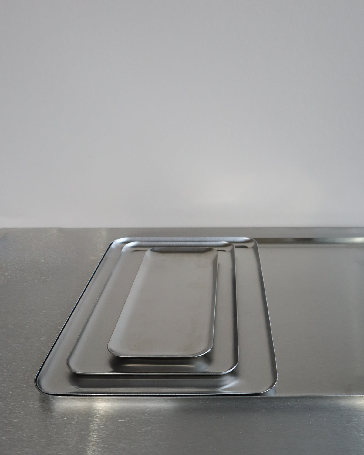 Serveringsbakke i rustfrit stål • NICHBA - Copenhagenhomedesign