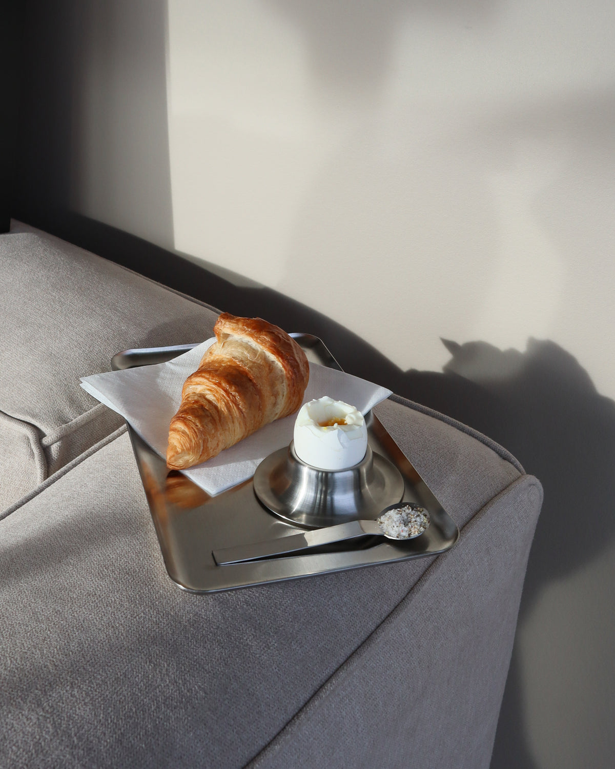 Serveringsbakke i rustfrit stål • NICHBA - Copenhagenhomedesign