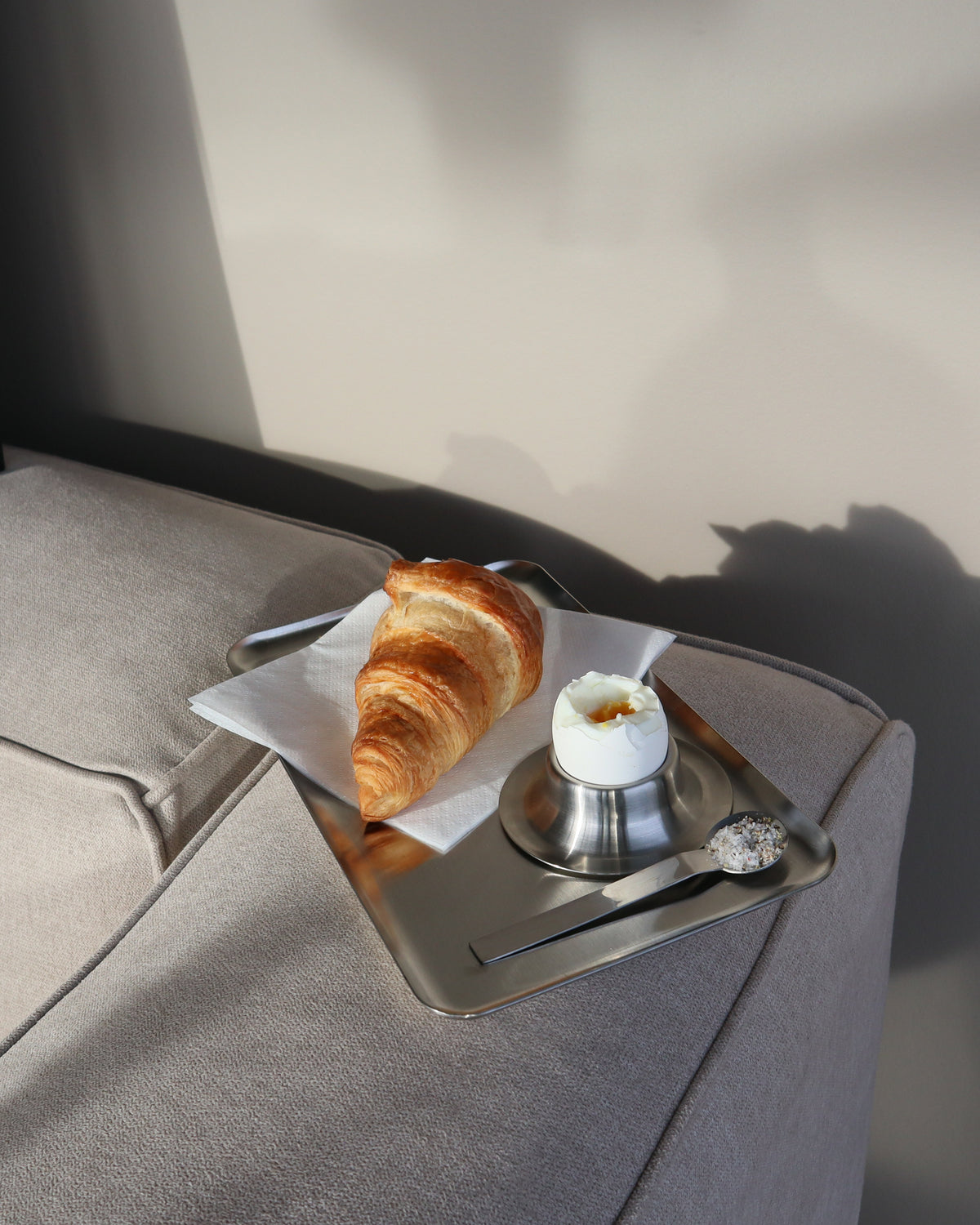 Serveringsbakke i rustfrit stål • NICHBA - Copenhagenhomedesign