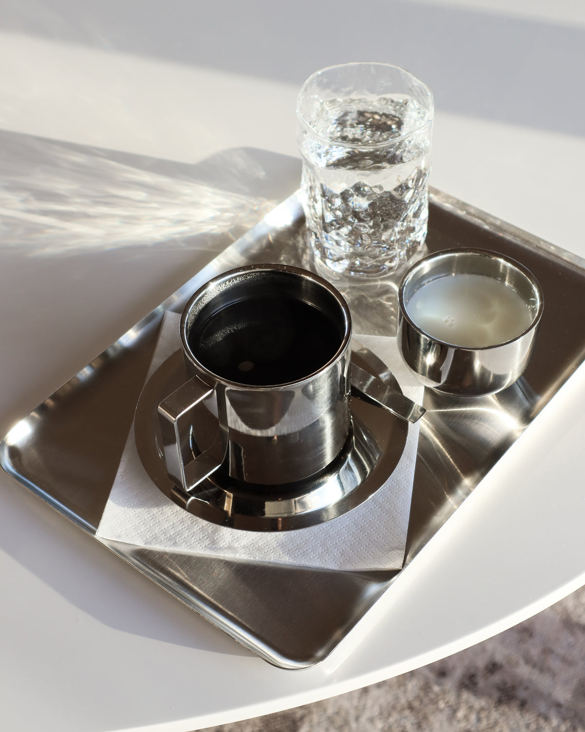 Serveringsbakke i rustfrit stål • NICHBA - Copenhagenhomedesign