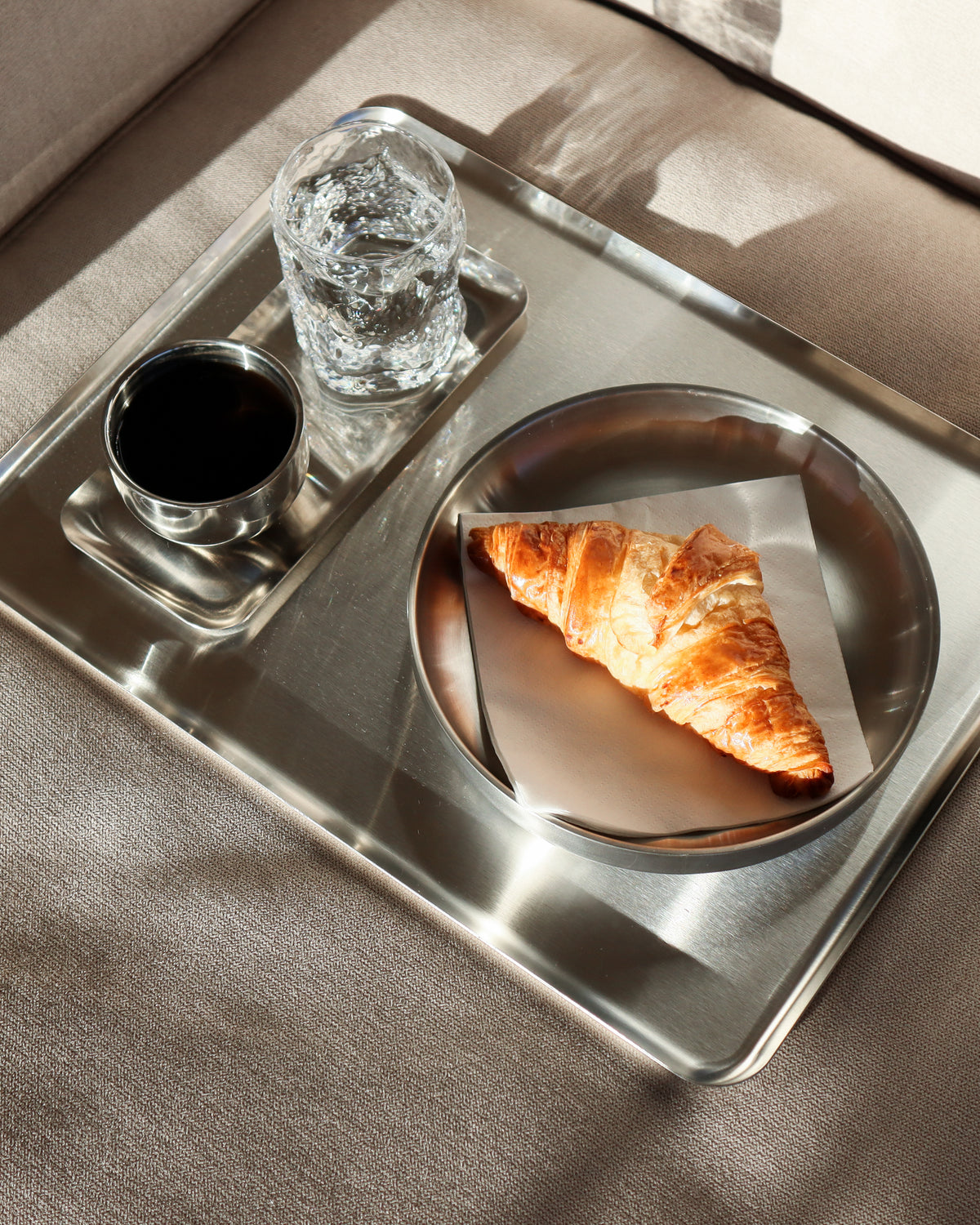 Serveringsbakke i rustfrit stål • NICHBA - Copenhagenhomedesign