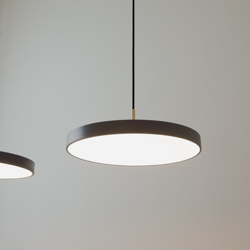 Asteria Plus pendel, grå og messing • UMAGE - Copenhagenhomedesign