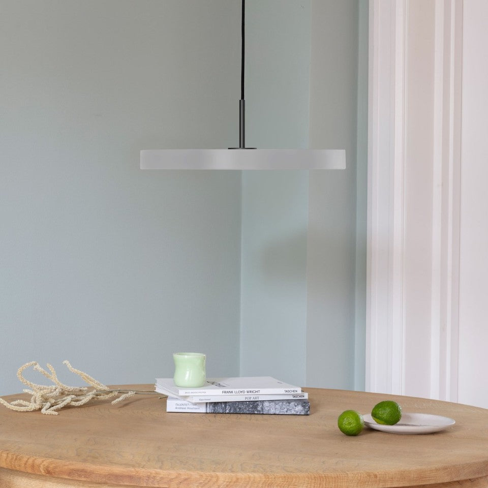 Asteria Plus pendel, lysegrå (mist) og sort • UMAGE - Copenhagenhomedesign