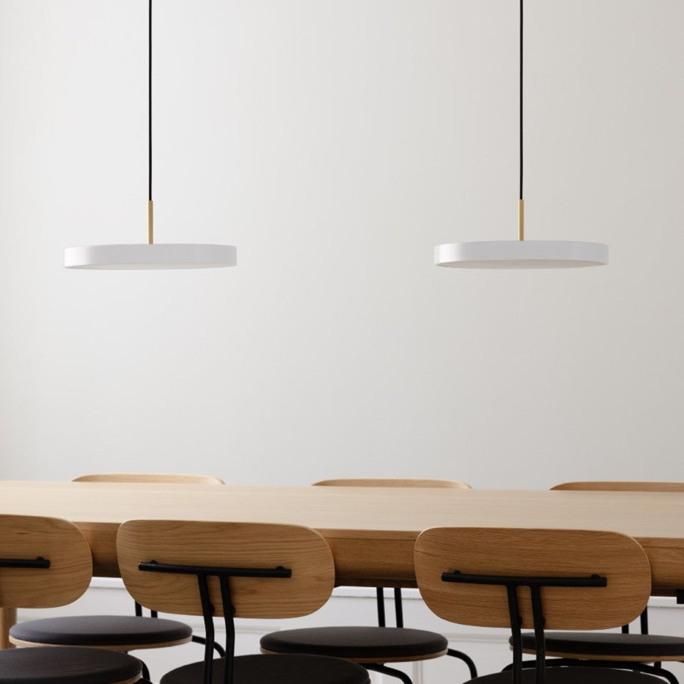 Asteria Plus pendel, lysegrå (mist) og messing • UMAGE - Copenhagenhomedesign