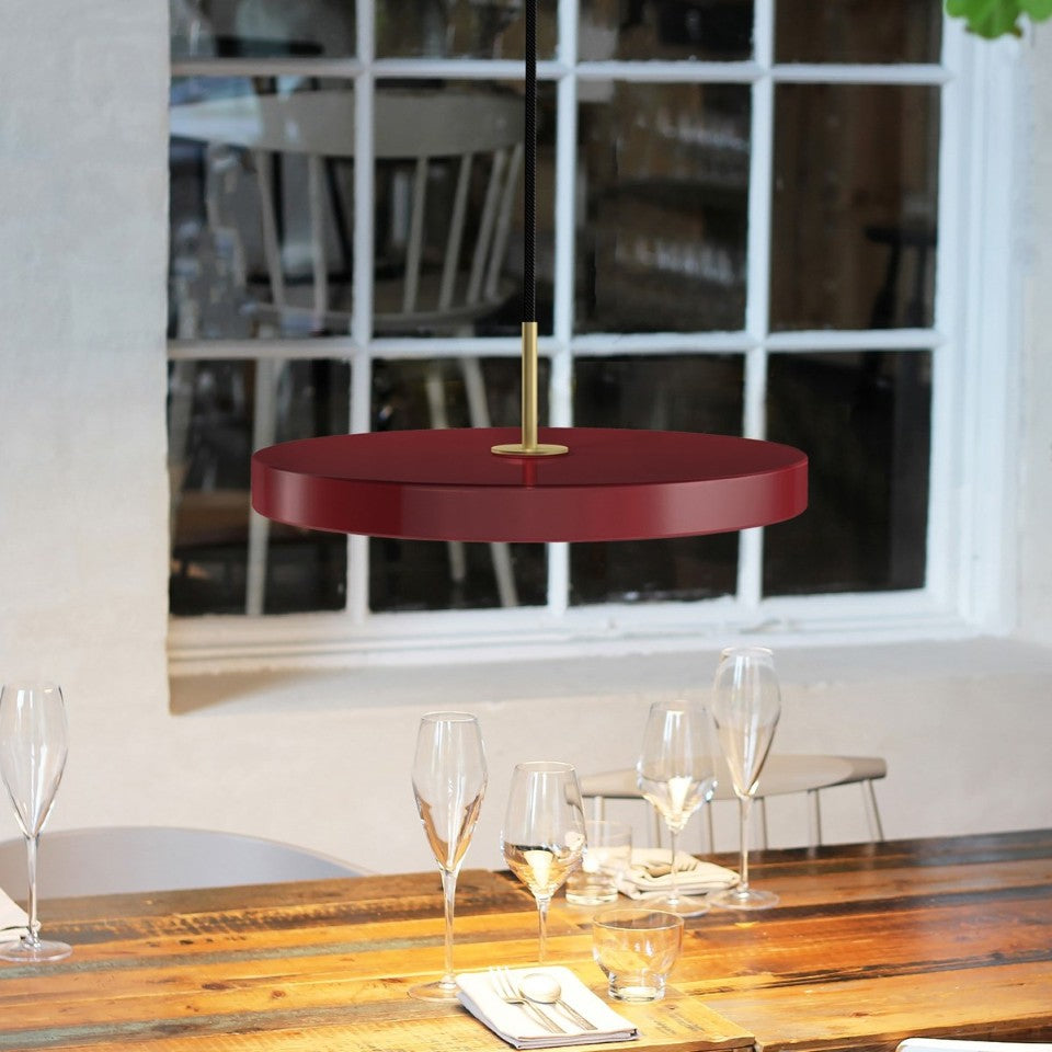 Asteria Plus pendel, rød og messing • UMAGE - Copenhagenhomedesign