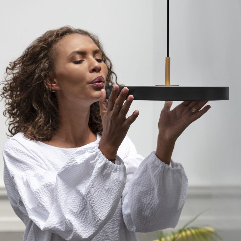 Asteria Plus pendel, sort og messing • UMAGE - Copenhagenhomedesign