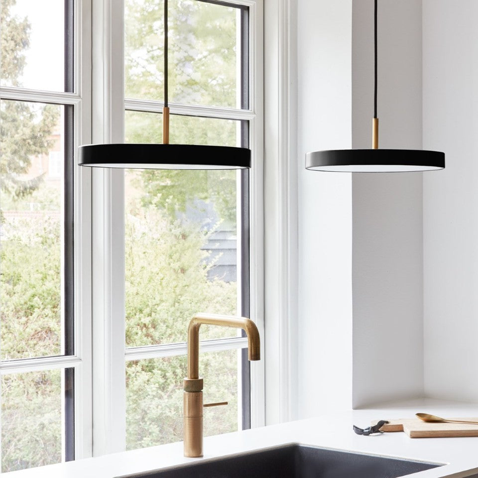 Asteria Plus pendel, sort og messing • UMAGE - Copenhagenhomedesign