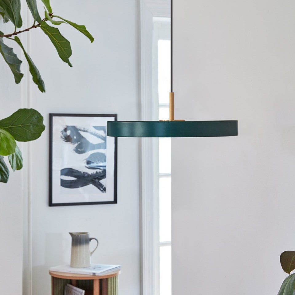 Asteria Plus pendel, grøn og messing • UMAGE - Copenhagenhomedesign