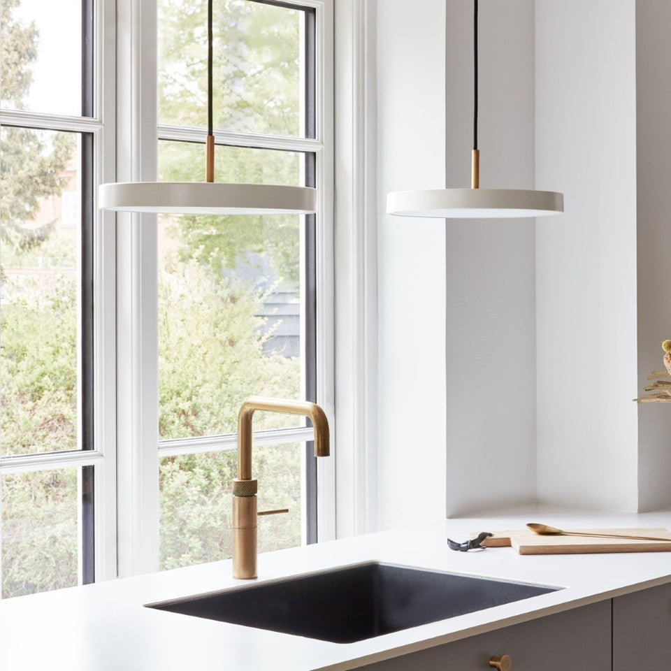 Asteria Plus pendel, hvid og messing • UMAGE - Copenhagenhomedesign