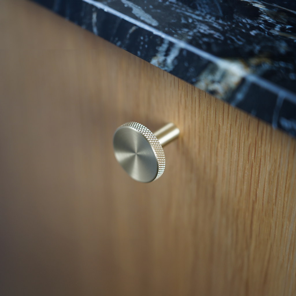 Møbelknop med diamond cut i børstet messing med lak  - Søllerød • Chr. Jørgensen - Copenhagenhomedesign