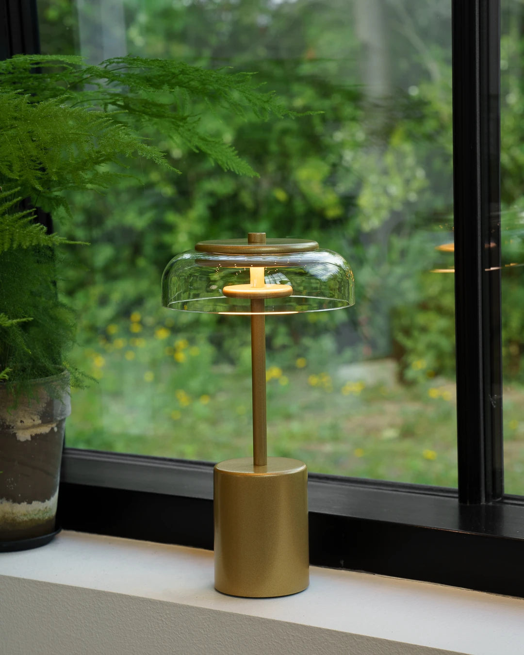 Blossi Table Mini, portable table lamp, nordic gold / clear • NUURA