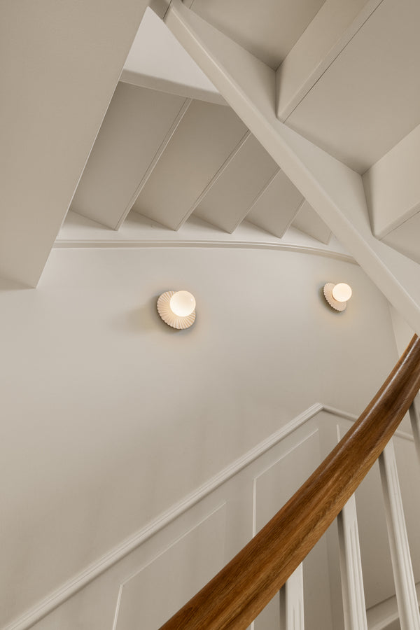 Liila Muuse væg- og loftlampe, hvid / opal • NUURA - Copenhagenhomedesign