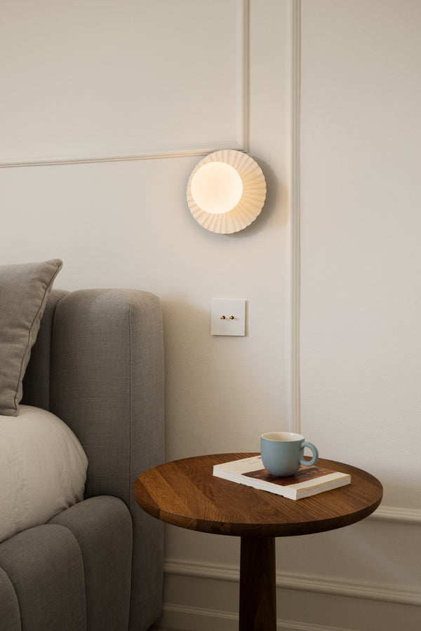 Liila Muuse væg- og loftlampe, hvid / opal • NUURA - Copenhagenhomedesign