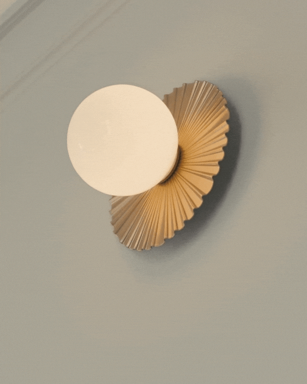 Liila Muuse væg- og loftlampe, nordic gold / opal • NUURA - Copenhagenhomedesign